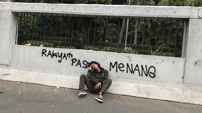 Coretan di Dinding Pascs-Demo di Gedung DPR (Foto: Jagat Alfath Nusantara)