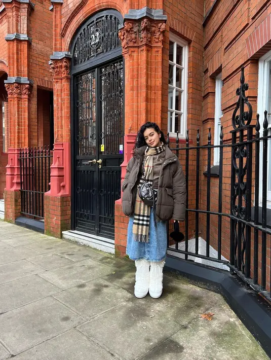 Layering dan oversized jadi musuh perempuan bertubuh mungil. Eva Celia memilih untuk jadi diri sendiri daripada mendengarkan saran tentang fashion. [@evacelia]