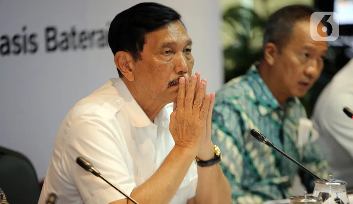 Menteri Koordinator Bidang Kemaritiman dan Investasi Luhut Binsar Pandjaitan (kiri) bersama Menteri Perindustrian Agus Gumiwang Kartasasmita saat menggelar konferensi pers di Jakarta, Senin (6/3/2023). Keterangan pers tersebut terkait pemerintah akan mengucurkan insentif Kendaraan Bermotor Listrik Berbasis Baterai (KBLBB) pada 20 Maret 2023. (Liputan6.com/Johan Tallo)