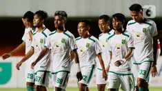 Pemain Persebaya Surabaya tampak lesu usai ditaklukkan Persib Bandung pada laga perempat final Piala Menpora 2021 di Stadion Maguwoharjo, Sleman, Minggu (11/4/2021). Persib Bandung menang atas Persebaya Surabaya 3-2 dan hasil ini membawa Maung Bandung ke semifinal. (Bola.com/M Iqbal Ichsan)