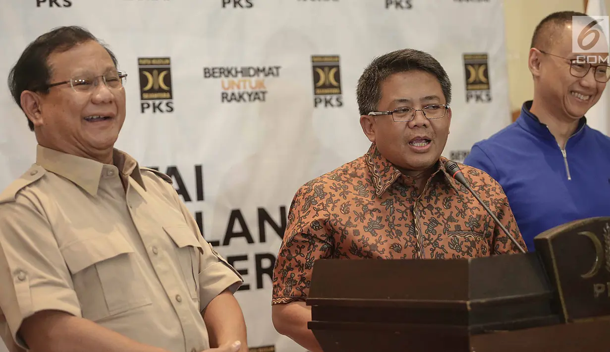 Presiden PKS, Sohibul Iman (tengah) didampingi Ketum Partai Gerindra, Prabowo Subianto, Sekjen PAN Eddy Soeparno memberikan keterangan pers untuk berkoalisi di Pilkada Serentak 2018 di Kantor PKS, Jakarta, Minggu (24/12). (Liputan6.com/Faizal Fanani)