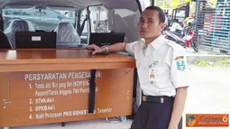 Citizen6, Surabaya: Mobil samsat keliling Surabaya, di daerah Wiyung (kantor kecamatan Wiyung). (Pengirim: Syekh Subakir)