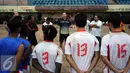 Pelatih Persipasi Bandung Raya (PBR), Dejan Antonic (tengah) melakukan evaluasi usai laga ujicoba dengan Villa 2000 di Stadion Lebak Bulus Jakarta, Sabtu (22/8/2015). PBR unggul 1-0 atas Villa 2000. (Liputan6.com/Helmi Fithriansyah)