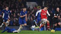 Striker Arsenal, Gabriel Martinelli, menggiring bola saat menghadapi Chelsea pada laga Premier League pekan ke-24 di Stamford Bridge, London, Rabu (22/1). Arsenal tahan imbang Chelsea 2-2. (AFP/Daniel Leal-Olivas)