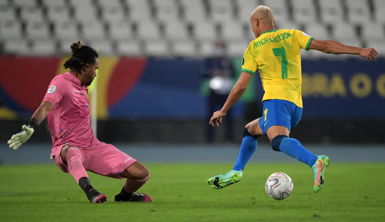 Penyerang Brasil, Richarlison (kanan) berusaha melewati kiper Peru, Pedro Gallese pada pertandingan semifinal Copa America di stadion Nilton Santos di Rio de Janeiro, Brasil, Selasa (6/7/2021). Brasil menang tipis atas Peru 1-0. (AFP Photo/Carl De Souza)