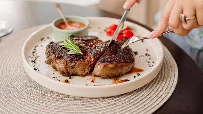 Ilustrasi makanan diet karnivora/freepik.com/antalexstudio88