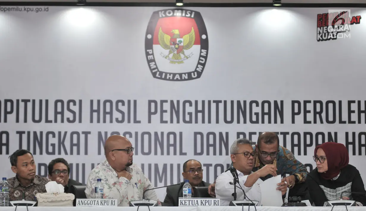 Ketua KPU Arief Budiman berbincang dengan Anggota KPU saat penghitungan suara dan penetapan hasil Pemilu 2019 di Gedung KPU, Jakarta, Selasa (21/5/2019). Hasil rekapitulasi suara, 9 parpol mendapatkan perolehan suara di atas 4 persen dan 7 parpol di bawah empat persen. (merdeka.com/Iqbal S Nugroho)