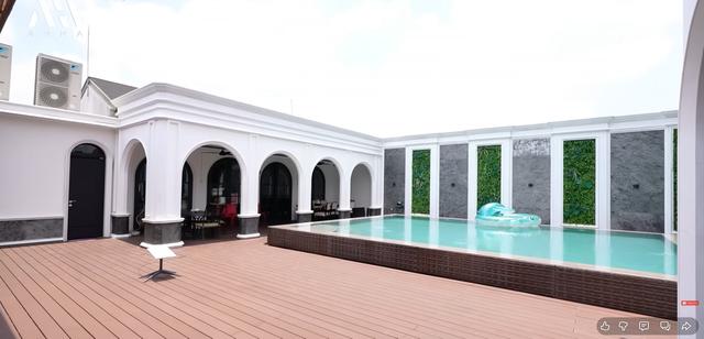Penampakan kolam renang rooftop rumah Sarwendah ini mewah abis, bernuansa resort pribadi