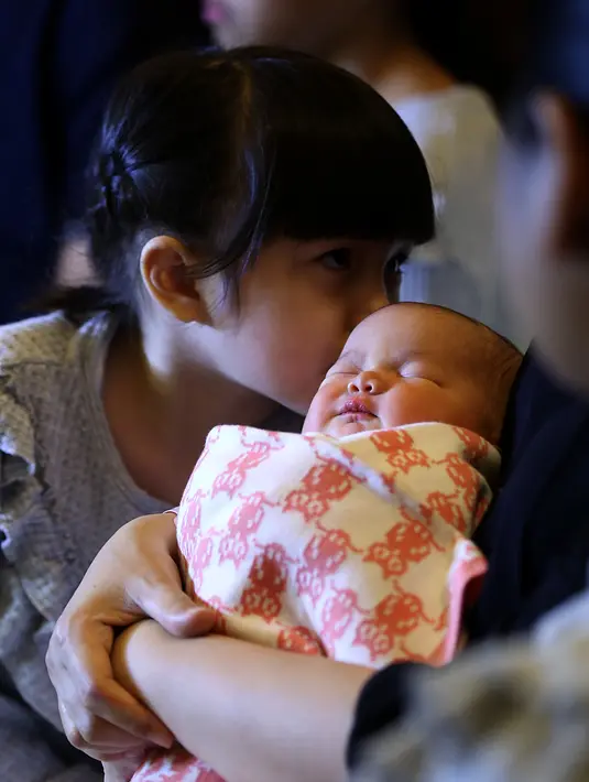 Ussy Sulistiawaty melahirkan cesar di Rumah Sakit Pondok Indah (RSPI), Jakarta Selatan, Sabtu (4/3/2017). Sebelumnya, Ussy dan Andhika Pratama memiliki tiga orang anak Syafa Al Zahra, Nur Amalia Putri, dan Shakeela Eleanor Ameera.(Nurwahyunan/Bintang.com)