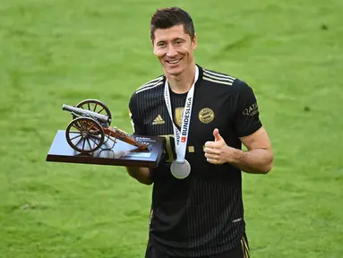 Musim lalu, Robert Lewandowski berhasil merebut gelar top skor Liga Jerman untuk yang ke-6 kalinya dan ke-4 secara beruntun. Total 41 golnya musim lalu melampaui rekor 40 gol yang dipegang Gerd Mueller pada 1971/1972. Bagaimana dengan musim ini, adakah pesaing? (Foto: AFP/Pool/Sven Hoppe)