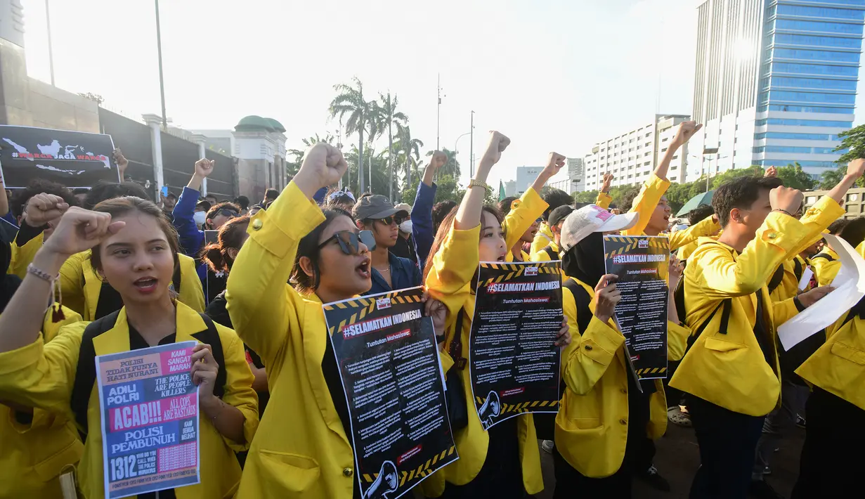 Dalam aksinya, BEM SI membawa 13 tuntutan yang ingin disampaikan kepada wakil rakyat melalui mimbar orasi di depan gerbang utama Gedung MPR/DPR/DPD RI. (merdeka.com/Arie Basuki)