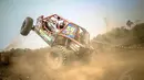 Seorang peserta turnamen ekstrem offroad di Lubuk Linggau, Sumatera Selatan tampak berusaha mengendalikan mobil yang dikendarainya (Liputan6.com/Faizal Fanani)