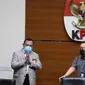 Ketua KPK Firli Bahuri (kiri) bersiap menggelar konferensi pers terkait operasi tangkap tangan (OTT) perkara suap di Mahkamah Agung di gedung KPK, Jakarta, Jumat (23/9/2022). Dalam OTT pada Rabu (21/9/2022) tersebut KPK mengamankan barang bukti uang 205.000 Dollar Singapura dan Rp50 juta yang diduga untuk menyuap pengurusan perkara di Mahkamah Agung. (Liputan6.com/Herman Zakharia)