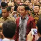 Presiden Jokowi berjalan diantara hadirin usai membuka pameran Trade Expo 2017 di ICE BSD, Tangerang Selatan, Rabu (11/10). Usai pembukaan, Jokowi langsung menuju area pameran produk-produk Indonesia. (Liputan6.com/Angga Yuniar)