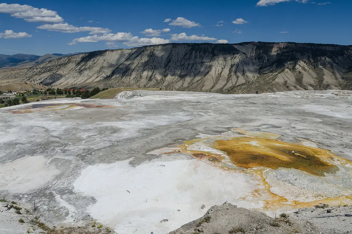 Sumber air panas di Taman Nasional Yellowstone (wikkimedia commons)