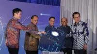 Menteri Komunikasi dan Informatika Republik Indonesia Budi Arie Setiadi (tengah), Presiden Komisaris Bersama Digital Data Centres (BDDC) Setyanto Hantoro (kedua kiri), Komisaris BDDC Michael Soeryadjaya (kiri), Komisaris BDDC Hardi Wijaya Liong (kanan), dan Presiden Direktur BDDC Angelo Syailendra dalam acara Grand Opening BDDC JST1 di Jakarta, Rabu (9/10).