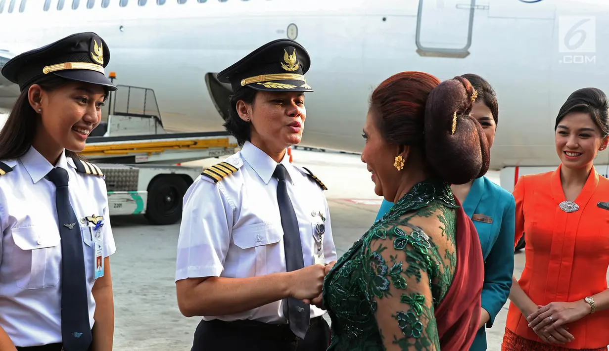 Menteri Kelautan dan Perikanan Susi Pudjiastuti berbincang dengan Captain Pilot Capt. Ida Fiqriah dan Co-Pilot Melinda sebelum mengikuti Kartini Flight di Bandara Soetta, Tangerang, Banten, Sabtu (21/4). (Liputan6.com/Immanuel Antonius)