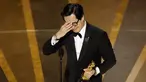 Ekspresi Ke Huy Quan saat berpidato menerima Piala Oscar kategori Pemeran Pendukung Pria Terbaik di atas panggung Academy Awards ke-95 di Dolby Theatre di Hollywood, California, Minggu (12/3/2023). Ke Huy Quan adalah seorang aktor berkebangsaan Amerika Serikat dan berdarah Vietnam yang lahir pada 20 Agustus 1971. (Kevin Winter/Getty Images/AFP )