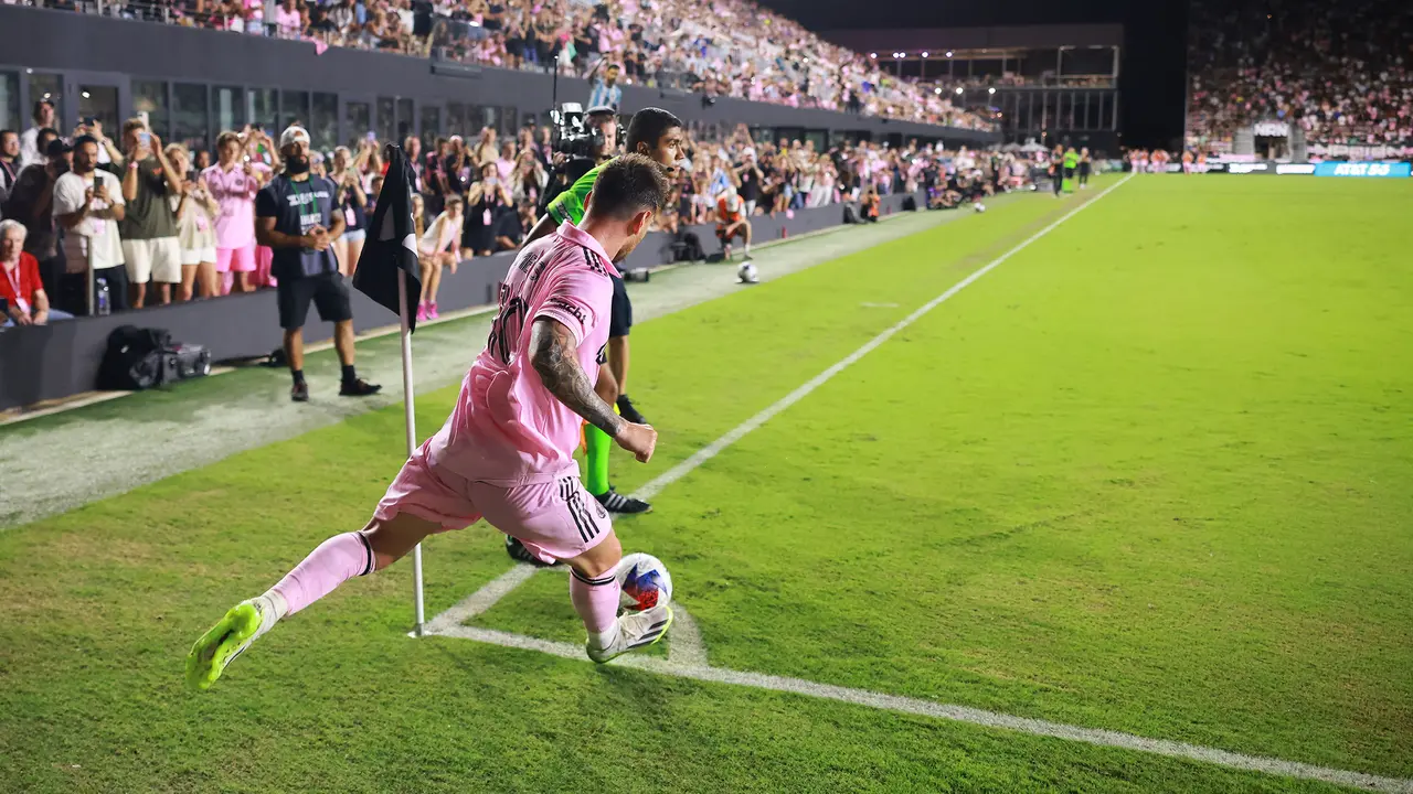 Foto: Cetak 2 Gol dan 1 Assist, Aksi Luar Biasa Lionel Messi saat Inter Miami Bungkam Atlanta United