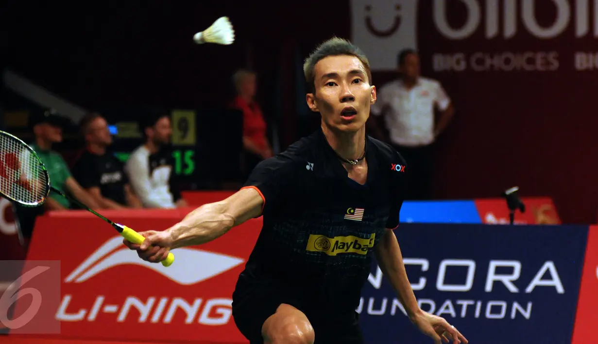 Pebulutangkis tunggal putra Malaysia, Lee Chong Wei berusaha membalas pukulan bola Marc Zwiebler di Total BWF World Championships 2015 di Istora Senayan Jakarta, Rabu (12/8/2015). Lee Chong Wei unggul 21-14, 17-21, 21-8. (Liputan6.com/Helmi Fithriansyah)