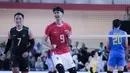 Pemain Timnas Voli Putra Indonesia, Rama, melakukan selebrasi saat melawan Filipina pada leg kedua SEA V League 2025  di GOR Internasional Velodrome Rawamangun, Jakarta Timur, Rabu (16/7/2025). (Bola.com/Abdul Aziz)
