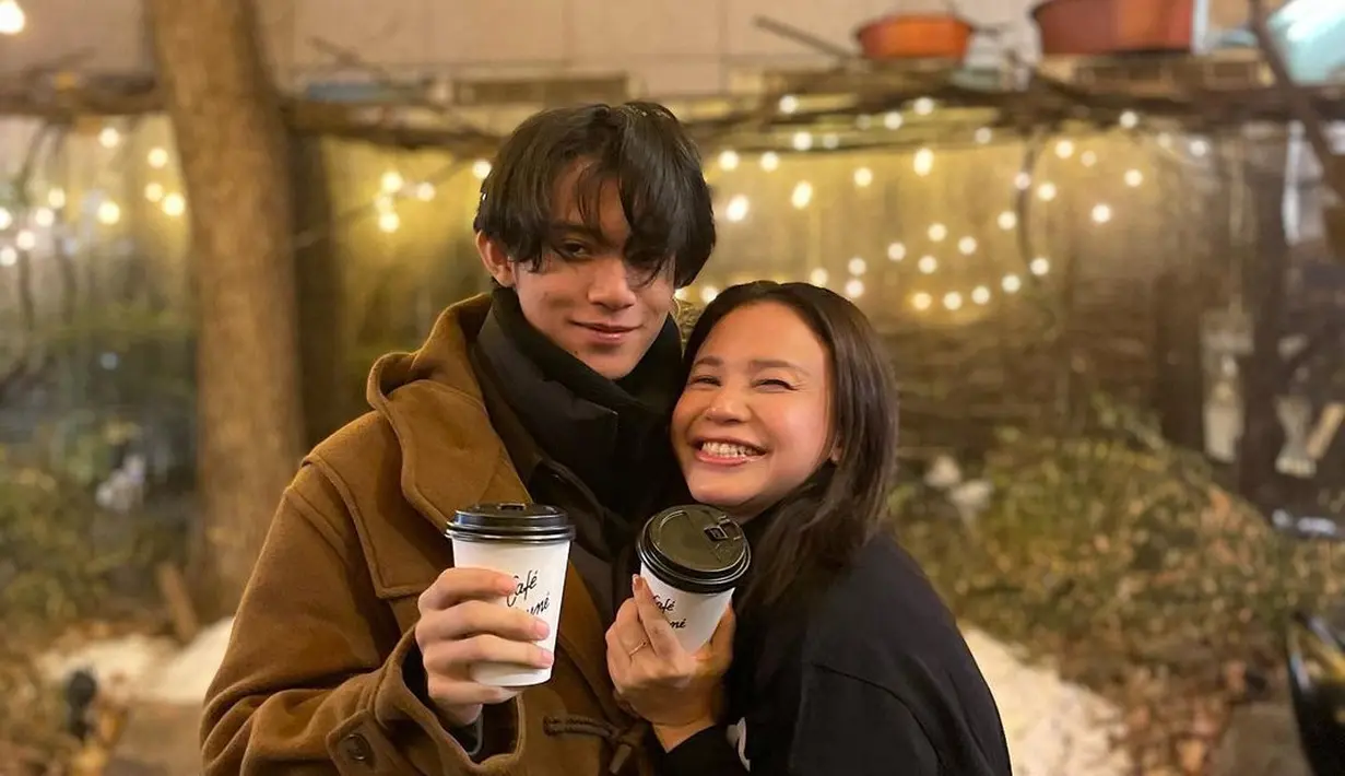 Baru tiba di Korea, pasangan ibu anak ini tunjukkan kekompakkan dengan foto bersama
 [instagram/itsrossa910]