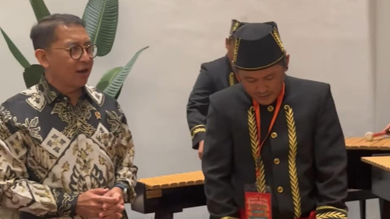 Momen Menteri Nyanyi Diiringi Alat Musik Warisan UNESCO, ‘Dipuji Gak Terbang, Disuruh Nyanyi Gas Bang’
