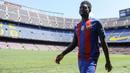 4. Samuel Umtiti, awal musim menjadi momen penting bagi karier bek Prancis ini di Barcelona. Cederanya Javier Mascherano, membuat mantan pemain Lyon tersebut jadi pilihan pertama dan berkesempatan menunjukan kemampuan terbaiknya. (AFP/Josep Lago)