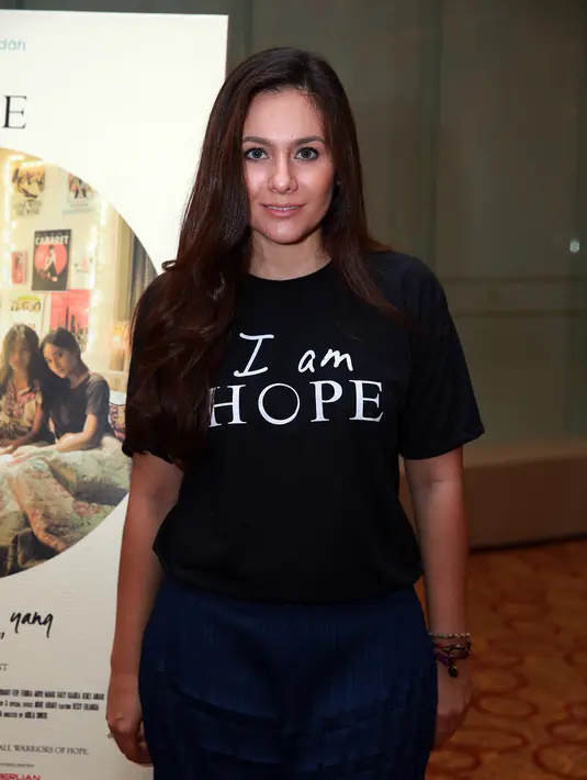 "Perjuangan penderita kanker dan orang-orang yang terkasih di sekelilingnya menjadi suatu inspirasi bahwa sebuah harapan itu selalu ada untuk kita," jelas wanita kelahiran 19 April 1980 ini. (Deki Prayoga/Bintang.com)