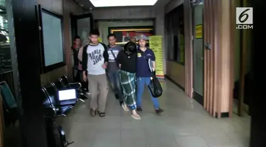 Polisi mengamankan VM dari informan yang mengaku mengenal wanita muda tanpa busana tersebut.