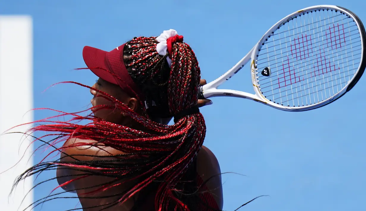 Naomi Osaka dari Jepang melakukan servis kepada Viktorija Golubic dari Swiss pada putaran kedua kompetisi tenis Olimpiade Tokyo 2020 di Tokyo, Jepang, 26 Juli 2021. (AP Photo/Patrick Semansky)