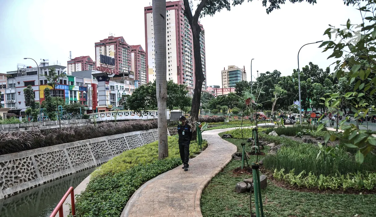 Petugas keamanan saat berjaga di Taman Biotrans di Jalan Suprapto, Cempaka Putih, Jakarta, Minggu (19/12/2021). Gubernur DKI Jakarta Anies Baswedan meresmikan Taman Biotrans yang merupakan kombinasi ruang terbuka hijau dan biru. (merdeka.com/Iqbal S. Nugroho)