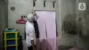 Warga yang terdiri dari bapak-bapak, ibu-ibu, hingga anak-anak tampak mengikuti Ganjar dari mulut gang hingga ke depan rumah Waidah. (Liputan6.com/Faizal Fanani)
