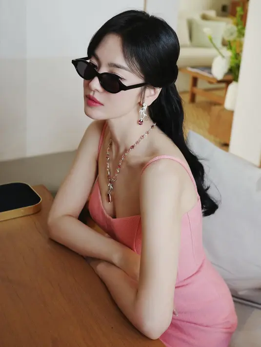 Tampilan princess Song Hye Kyo terlihat slay berkat kacamata hitam yang lengkapi gaun korset panjang [@kyo1122]