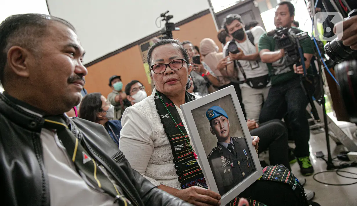 <p>Ibunda Nofriansyah Yosua Hutabarat atau Brigadir J, Rosti Simanjuntak membawa foto sang anak saat menghadiri sidang vonis terdakwa Ferdy Sambo di Pengadilan Negeri Jakarta Selatan, Senin (13/2/2023). Rosti didampingi kuasa hukum keluarga Martin Lukas Simanjuntak menonton langsung sidang putusan terhadap Ferdy Sambo. (Liputan6.com/Faizal Fanani)</p>