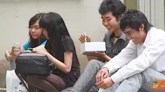 Citizen6, Yogyakarta: Para Mahasiswa UGM Yogyakarta, sedang berdiskusi tentang workshop Citizen6, sambil makan siang. (Pengirim: Ady Permadi)