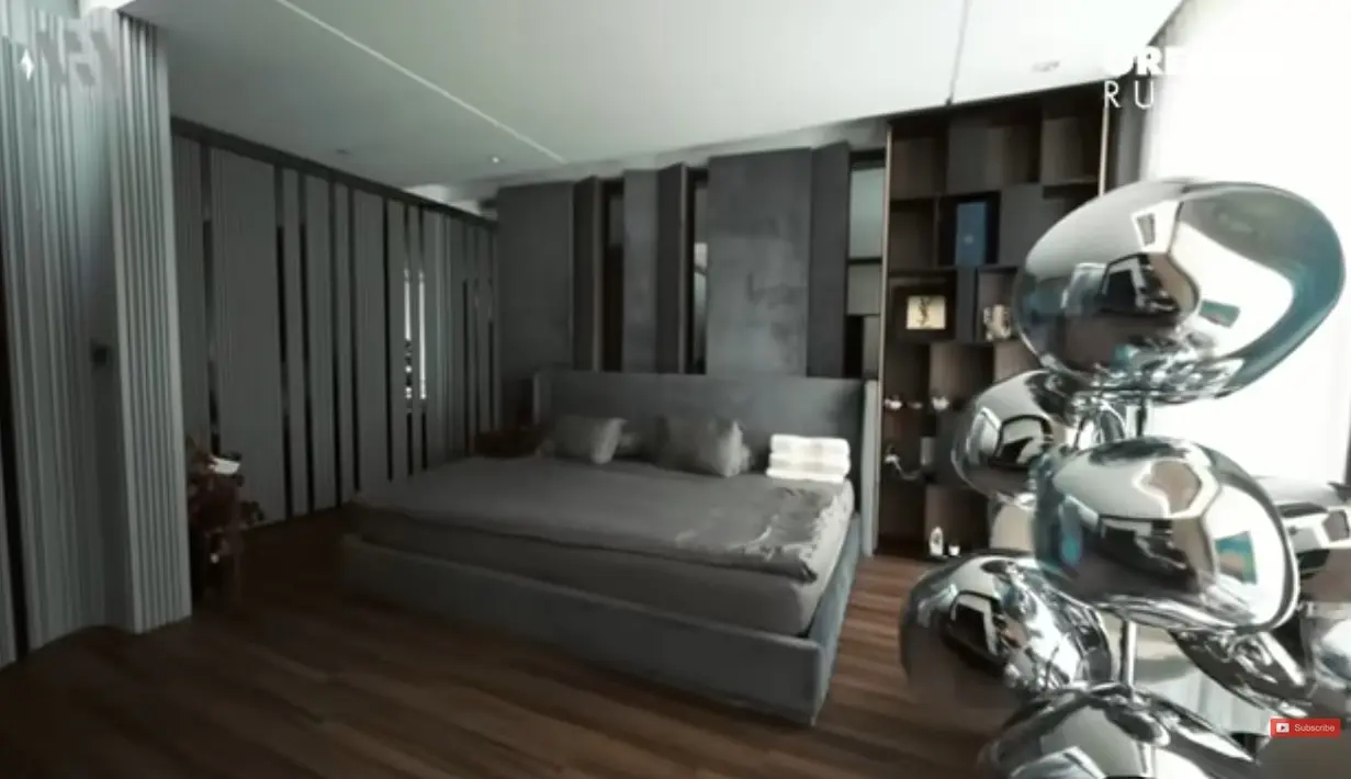 Berikut kamar utama Rachel vennya. Tempat tidur yang besar karena bisa buat tidur bersama anak-anaknya. Sedangkan disebelah tempat tidur ada penutup yang saat dibuka isinya bikin kaget. [Youtube/AH]