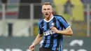 6. Milan Skriniar (Inter Milan) - Palang pintu Inter Milan ini cukup santer diisukan menjadi pengganti Virgil Van Dijk. Sejak kedatangannya tahun 2017 dari Sampdoria, Skriniar mampu menunjukkan performa yang solid di lini pertahanan I Nerazzurri. (AP/Antonio Calanni)