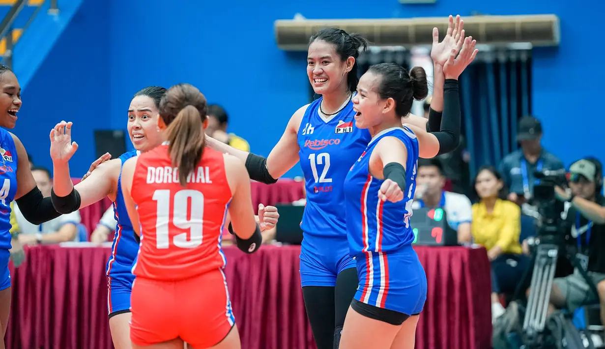 <p>Selebrasi pemain Timnas bola voli putri Filipina, Alyssa Solomon (kedua kanan) dkk setelah mencetak poin saat menghadapi Indonesia pada laga terakhir putaran pertama SEA V League 2023 di Vinh Phuc Gymnasium, Hanoi, Vietnam, Minggu (6/8/2023). Filipina kalah 0-3 (20-25, 17-25, 21-25) dan finis di tempat keempat. (Dok. SEA V League 2023)</p>