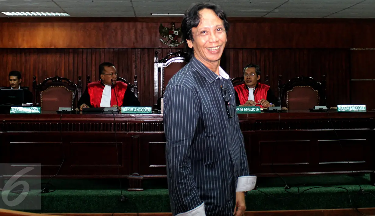 Komedian Mandra usai menjalani sidang perdana beragenda pembacaan dakwaan di Pengadilan Tipikor, Jakarta, Kamis (20/8/2015). Mandra terjerat kasus korupsi pengadaan program siap siar TVRI pada 2012 bernilai Rp 47,8 miliar. (Liputan6.com/Yoppy Renato)