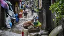 Menurut Kantor Komunikasi Kepresidenan, kantor-kantor pemerintah dan sekolah-sekolah telah diliburkan di Manila sementara dampak badai masih terus menghantam wilayah tersebut. (AP Photo/Aaron Favila)