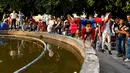 Warga melihat Mohammed al Sheikh meliukkan tubuh di Gaza, Kamis (2/6). Sebelumnya, remaja 12 tahun itu pernah tampil di ajang pencarian bakat Arabs Got Talent Show di Lebanon. Sayang, kemahirannya tak mampu membuat orang terkesan. (REUTERS/Mohammed Salem)