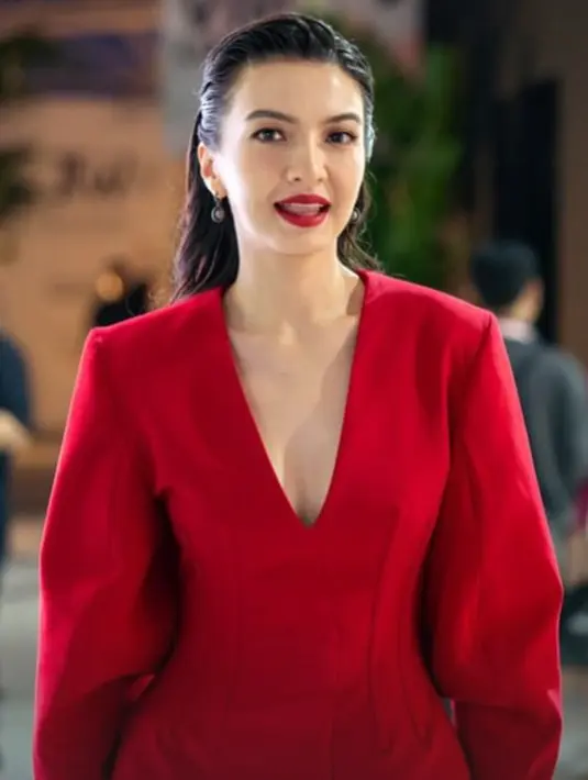 Raline Shah dengan setelan atasan dan bawahan berwarna merah. Raline tampil menonjol dengan atasan lengan panjang dengan detail garis leher yang dalam, dipadukan dengan celana panjang yang sama berwarna merah, disempurnakan dengan pulasan lipstik merah merona. [Foto: Instagram/irvandyyuliusr]