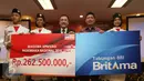 Direktur Bank BRI, Randi Anto (tengah) secara simbolis menyerahkan Beasiswa Apresiasi Paskibraka Nasional 2016 di Gedung BRI, Jakarta (18/08). Bank BRI memberikan Beasiswa senilai Rp.262.500.000,- (Liputan6.com)