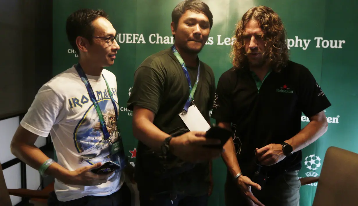 Legenda Barcelona, Carles Puyol, saat interview eksklusif dengan Bola.net di Jakarta, Senin (11/3). Pesepak bola dengan posisi bek itu datang ke Indonesia untuk UEFA Champions League Trophy Tour. (Bola.com/Vitalis Yogi Trisna)