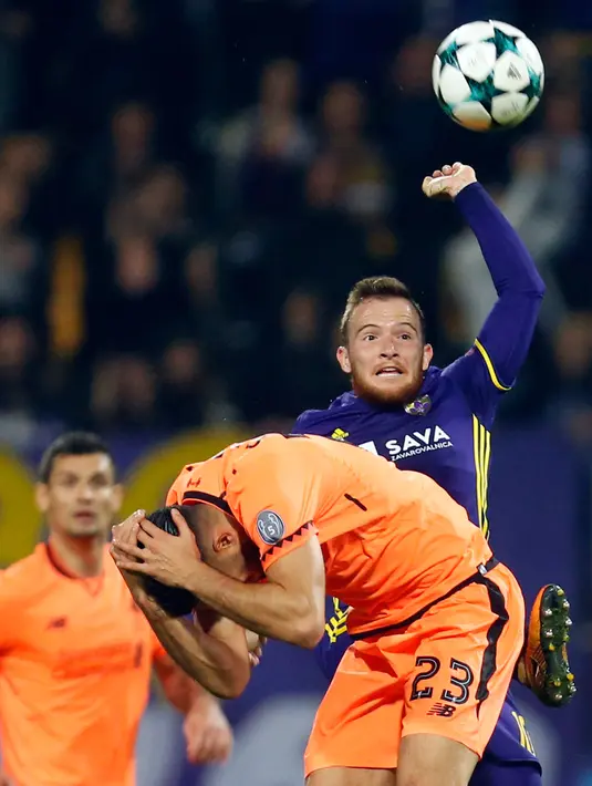 Pemain Liverpool, Emre Can berusaha menghindari tendangan bola pemain Maribor Dino Hotic dalam lanjutan fase Grup E Liga Champions di Stadion Ljudski Maribor, Selasa (17/10). The Reds memetik kemenangan telak dengan skor meyakinkan 7-0. (AP/Darko Bandic)
