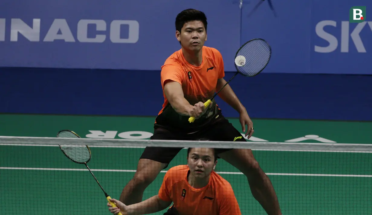 Ganda campuran, Praveen Jordan / Melati Daeva, beraksi saat melawan ganda Malaysia, Goh Soon Huat / Lai Shevon pada laga final SEA Games 2019 di Multinlupa Sports Complex, Senin (9/12). Praveen / Melati menang 21-19, 12-21 dan 23-21. (Bola.com/M Iqbal Ichsan)