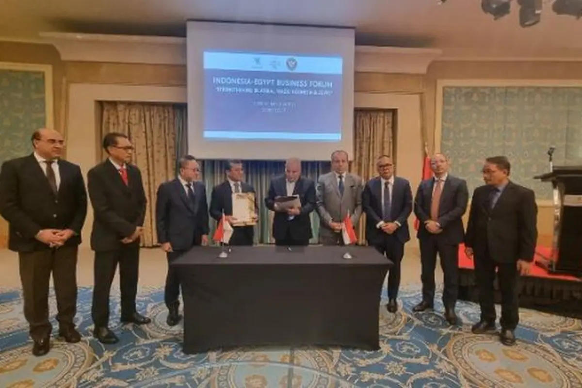Menteri Perdagangan (Mendag) Zulkifli Hasan menyaksikan penandatanganan kerja sama imbal dagang antara pelaku usaha Indonesia dan Mesir di Kairo, Mesir, Minggu (14/5/2023). (Dok Kemendag)