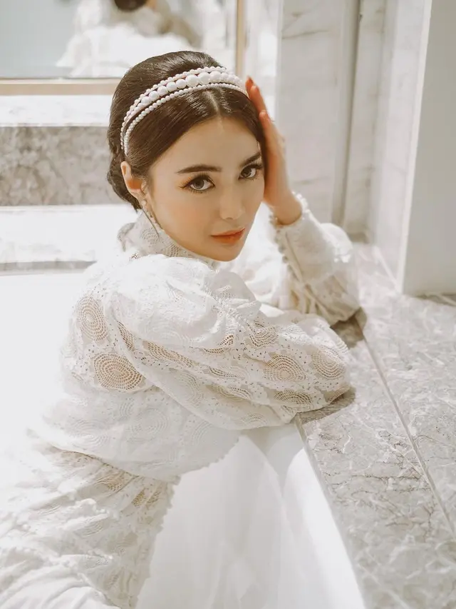 Wika Salim Pakai Gaun Serba Putih