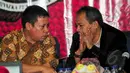Ketua MSBI, Sarman L Hakim (kiri) berbincang dengan Ketua SIWO PWI Pusat, Raja Parlindungan Pane saat diskusi 'Menakar Calon Ketua Umum PSSI Yang Kapabel' di Gedung Serbaguna, Senayan, Jakarta, Selasa (14/4/2015). (Liputan6.com/ Yoppy Renato)